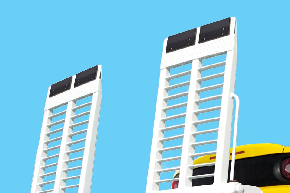 リヤゲート接地保護プレート